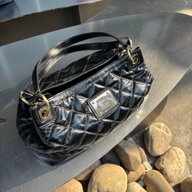 Daks 클래식 퀼팅 페이턴트 레더 숄더백