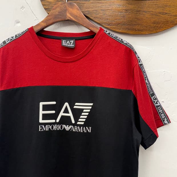 EA7 엠포리오 아르마니 컬러블록 로고 반팔 티셔츠 [M]