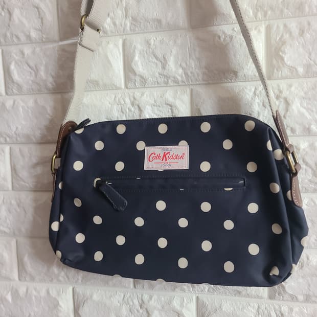 캐스키드슨 네이비 도트 크로스백