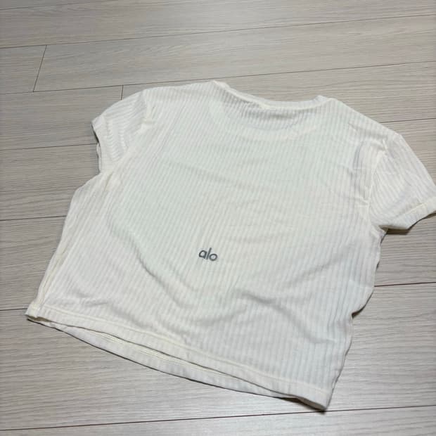 알로 ALO 타이트 크롭 탑 아이보리 44-55사이즈