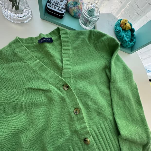 연두 브이넥 단추 보들 모 니트 가디건