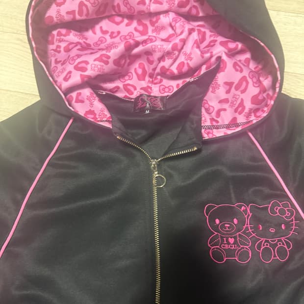급처))세실맥비 헬로키티 콜라보 트레이닝 셋업 핑크갸루호피