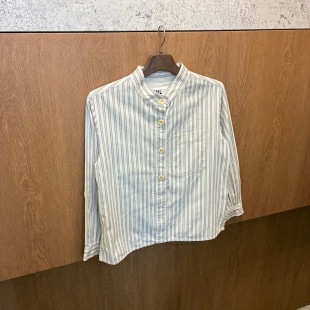 마가렛 호웰 셔츠 스탠드 카라 스트라이프 패턴 디테일 그레이 k438