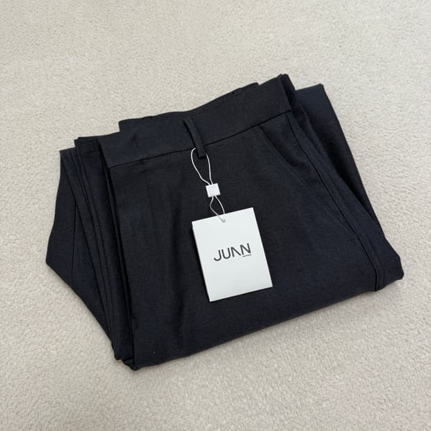 플리마켓🔥 주앙옴므 리파인드 커브드 팬츠 (차콜 L)