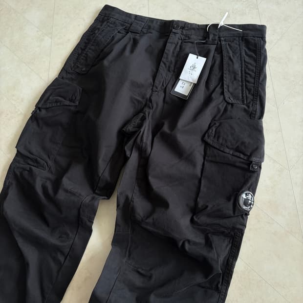 [새상품]CP컴퍼니 씨피컴퍼니 스트레치 루즈핏 렌즈 로고 팬츠 블랙