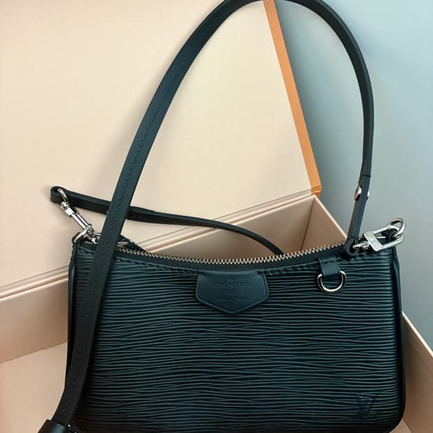 루이비통 이지 파우치 온 스트랩 M80471