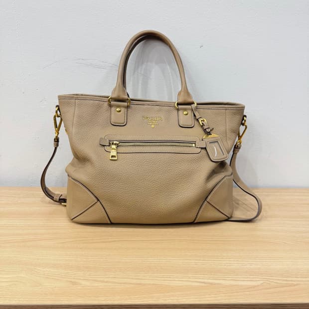 프라다 토트백 사피아노 레더 골드 삼각 로고 디테일 베이지 핑크