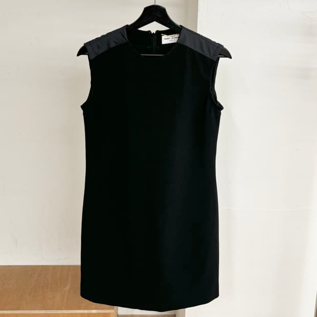 생 로랑 블랙 미니 슬리브리스 드레스