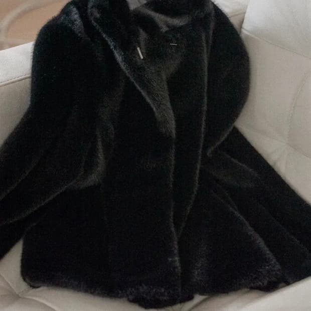 (새상품급) 엘리오티 퍼자켓 블랙 윤비누 착용