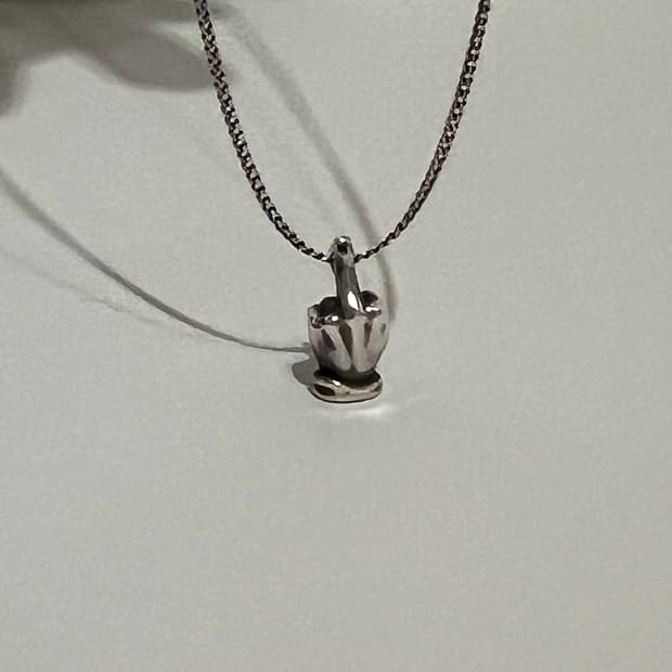 언더커버 미들핑거 목걸이