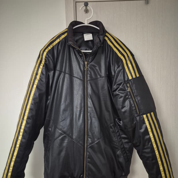 아디다스 검금 유광 패딩점퍼