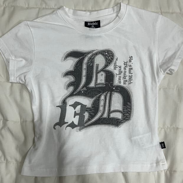 배디 Old English Printing Crop Top White