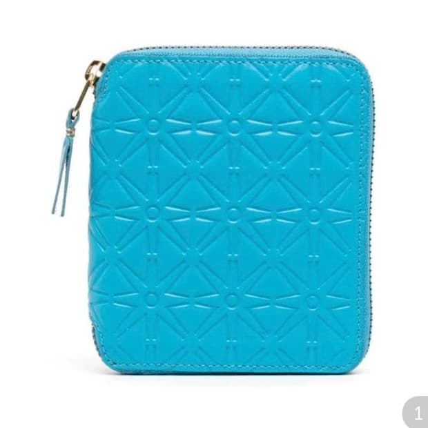 꼼데가르송 엠보스드 지갑 블루 삽니다 