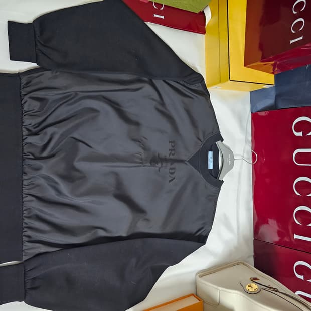 프라다 나일론 맨투맨팝니다