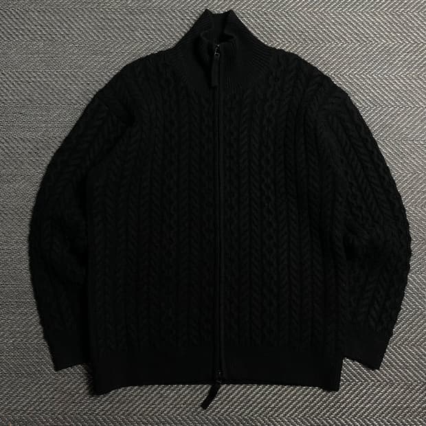 LOGAN 투웨이 하이넥 미니멀 케이블 꽈배기 니트 집업 블랙o 5320