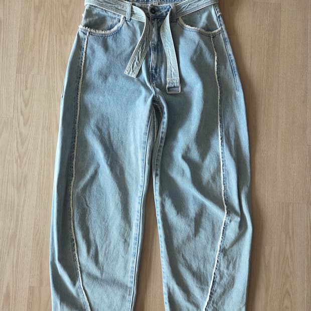 [m] 인사일런스 컷오프 커브드 데님 팬츠