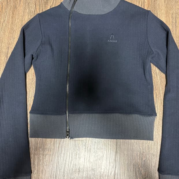 아캄 사이드넥 집업 네이비 1사이즈