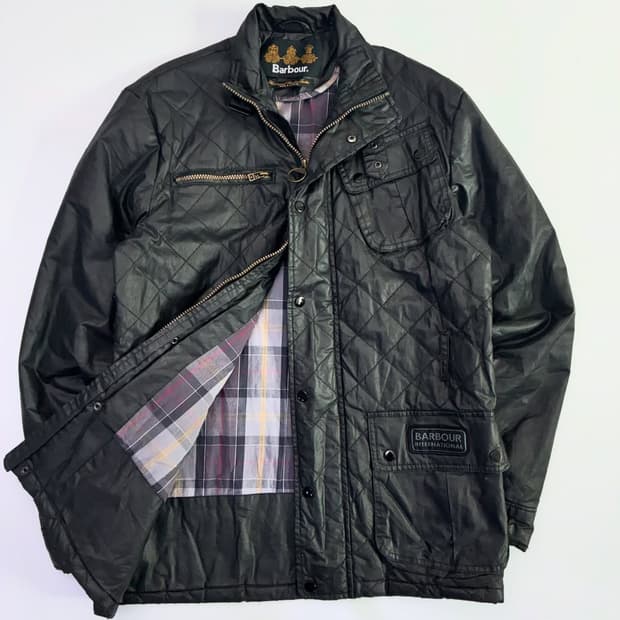 Barbour  바버 인터네셔널 퀼티드 왁스 자켓 (허리끈 x)