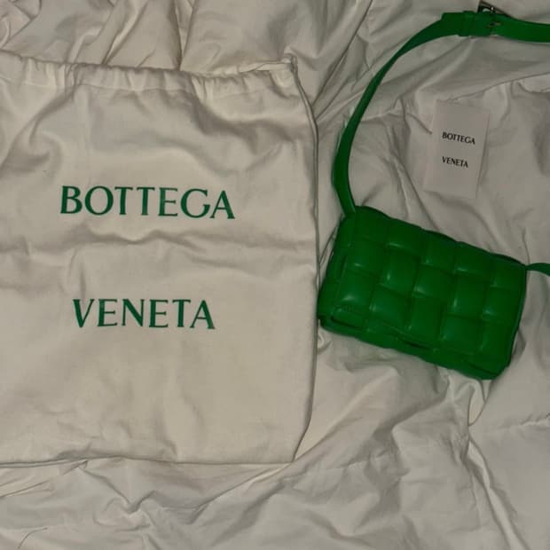 보테가베네타 패디드 패딩 카세트백 그린