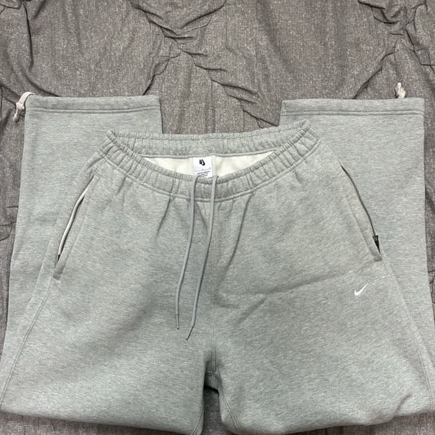 나이키 솔로 스우시 오픈 헴 팬츠 