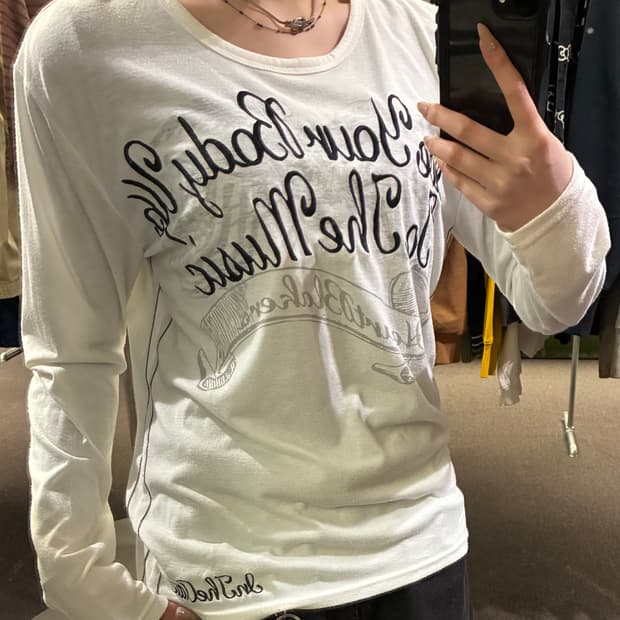 L)IntheAttic 빈티지 자수 레터링 롱슬리브