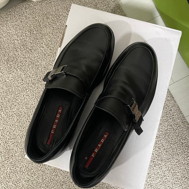 프라다 스포츠 버클 레더 로퍼 