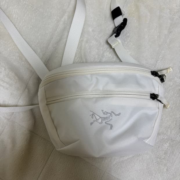 아크테릭스 크로스백 아이보리