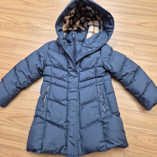 닥스 아동 패딩 120사이즈 판매합니다. 네이비 색상이라서 남아, 여아 