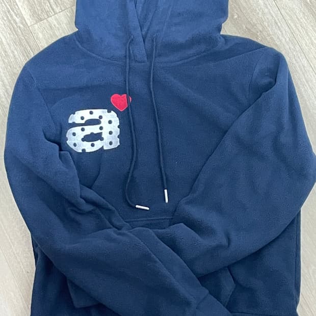 DOT SMALL LETTER FLEECE HOODIE [NAVY]