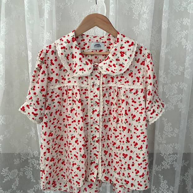 F) LMML 스튜디오 체리 패턴 레이스 블라우스