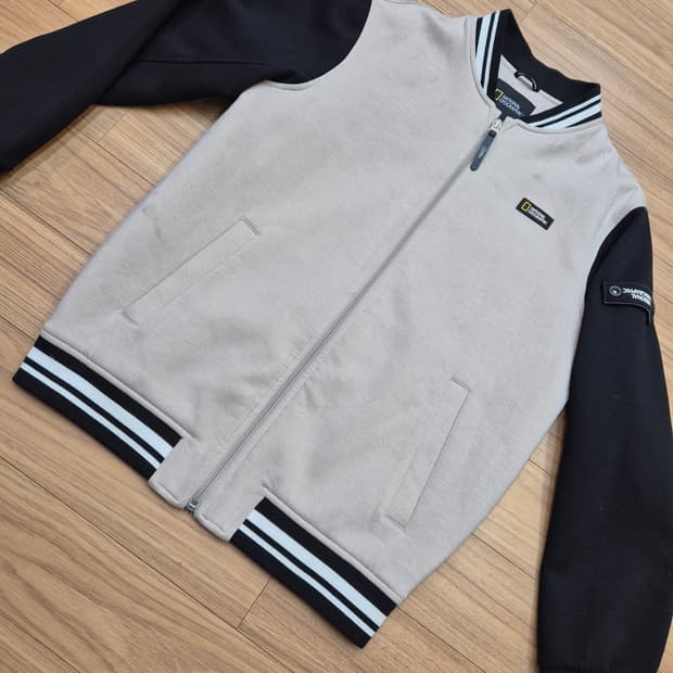 내셔널지오그래픽 아동용 야구점퍼 판매합니다. 사이즈는 150이고, 옷 상