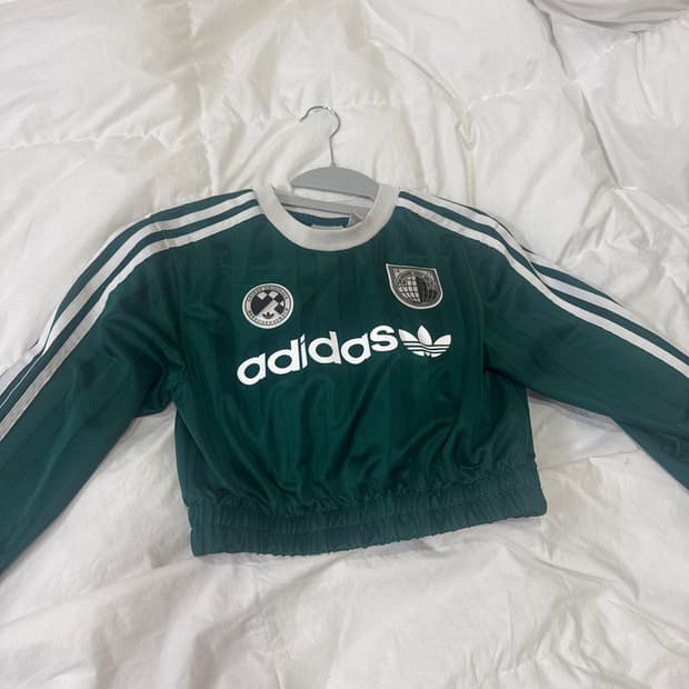 아디다스 풋볼코어 롱슬리브 크롭티 판매합니다
