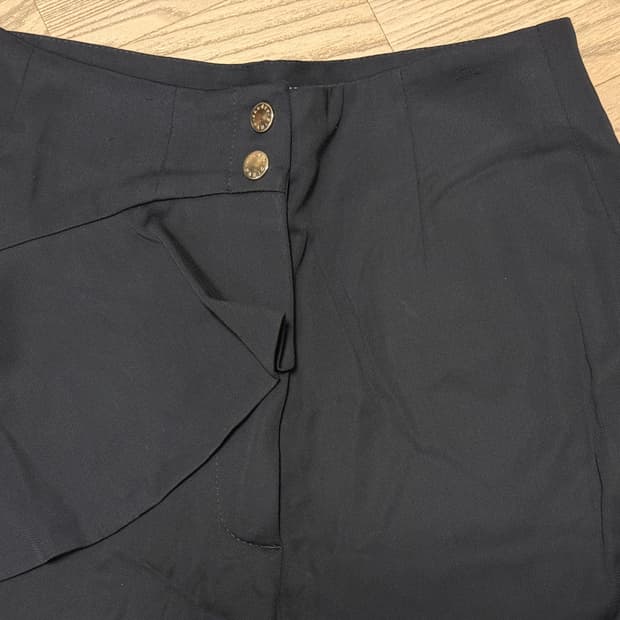 산드로 비대칭 러플 디테일 골드 버튼 팬츠 블랙 34