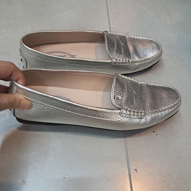 TOD'S 실버 여성 로퍼 39