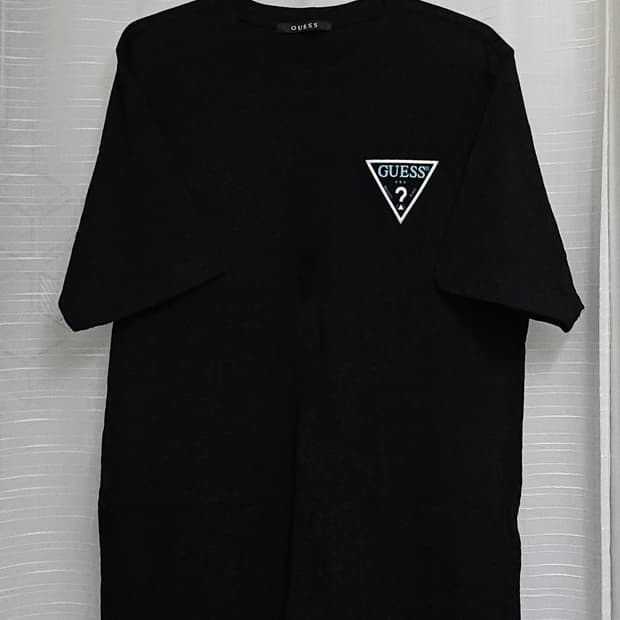 게스 엠블럼 블랙 반팔