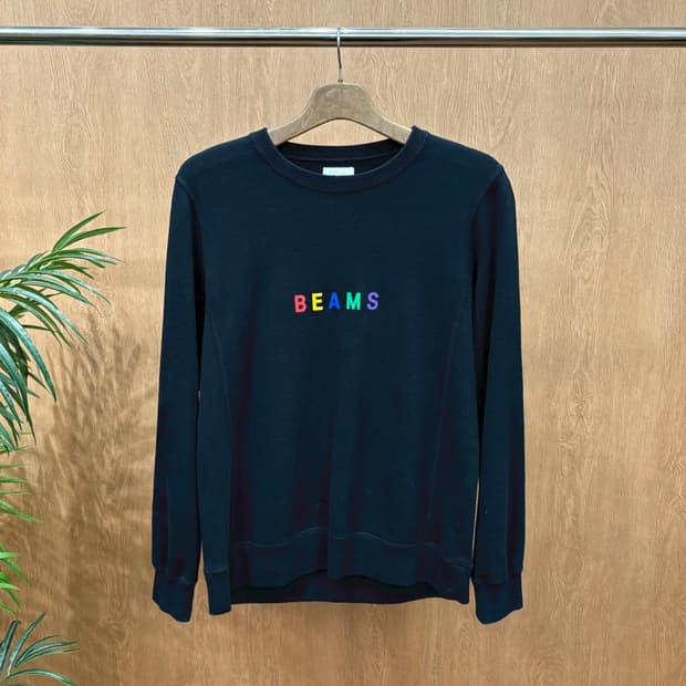 빔즈 코튼 긴팔 맨투맨 멀티 컬러 로고 자수 디테일 레귤러핏 블랙