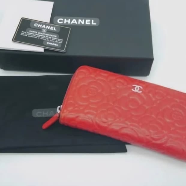 (정품)까멜리아 패턴이 양각된 레드 램스킨 소재의 샤넬 카멜리아 장지갑