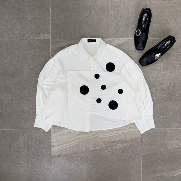 Dot unbalanced button puff blouse