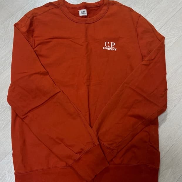 C.P 컴퍼니 슬리브 맨투맨