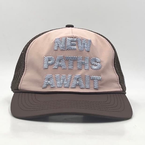 알렉스 조노 x 우즈 뉴 패스 어웨이트 트러커 햇 베이지