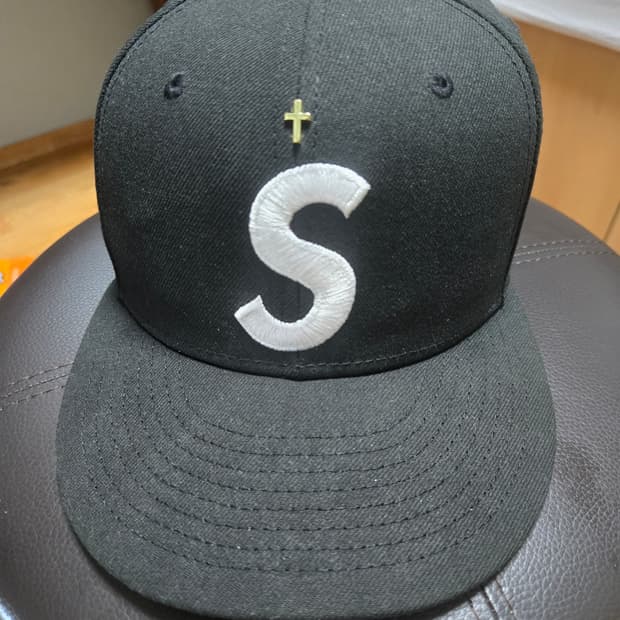 슈프림 골드 크로스 S 뉴에라 블랙