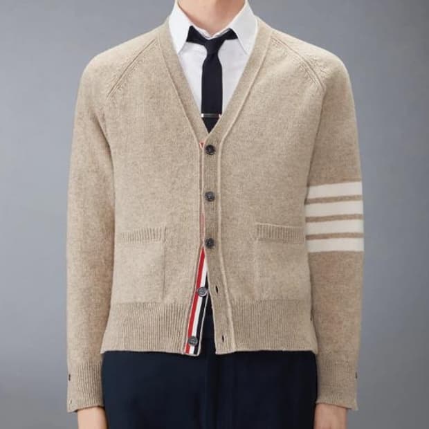 톰브라운 셔틀랜드 브이넥 가디건 베이지 쇼핑백 등 풀구성