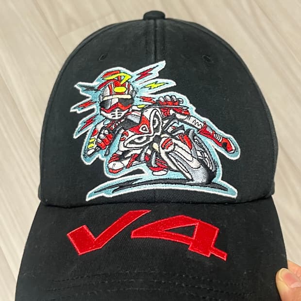 슈프림 두카티 24ss 볼캡 판매합니다.