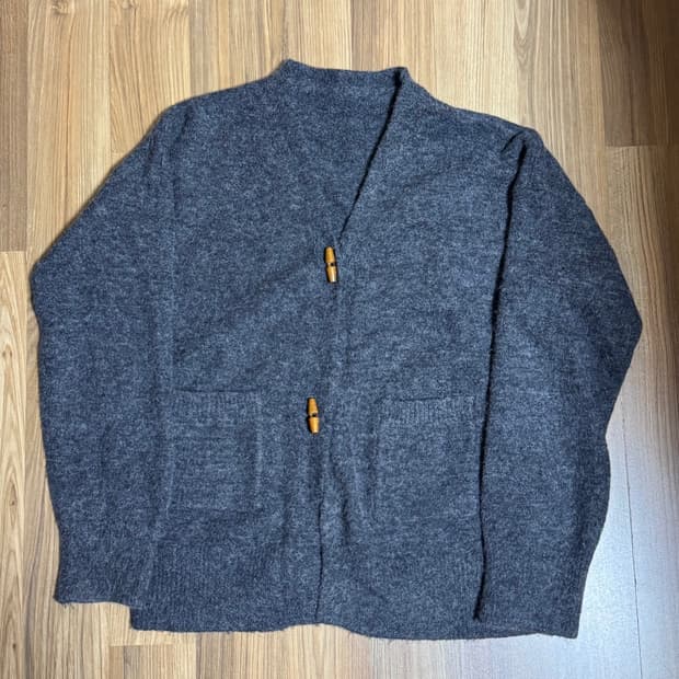 차콜 떡볶이 브이넥 가디건 