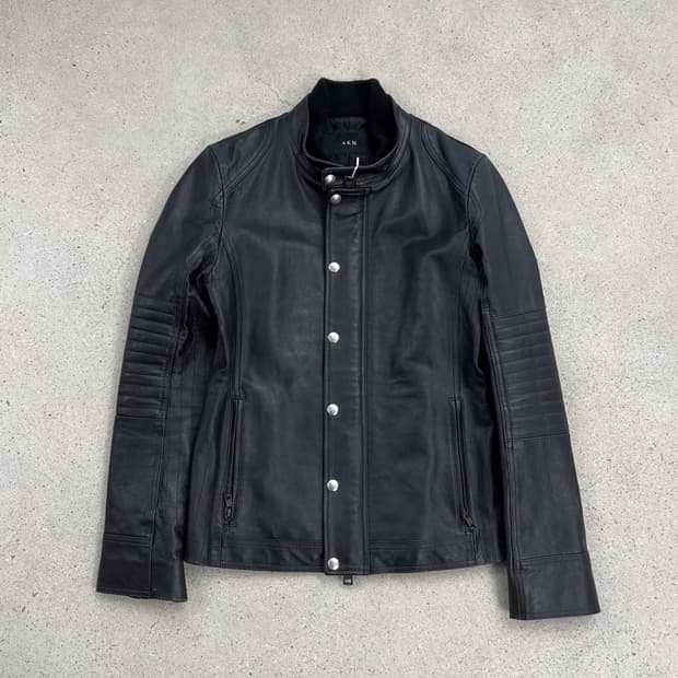AKM 리브 하이넥 카우 레더 자켓