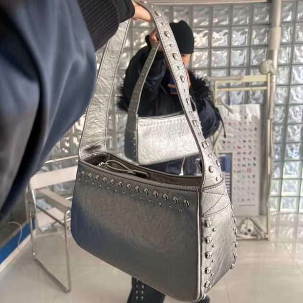 last one/VIE DIT OVER STUD LEATHER SHOUL