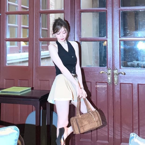 아비에무아 소프트 커브드 니트 홀터 탑 강민경