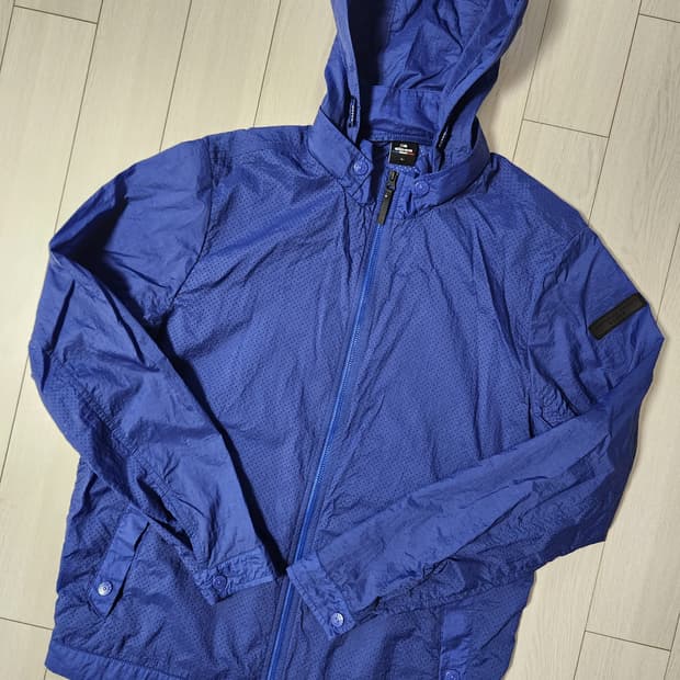 아이더 경량 후드 탈부착 바람막이(봄,여름용) 사이즈100 L

어깨로고