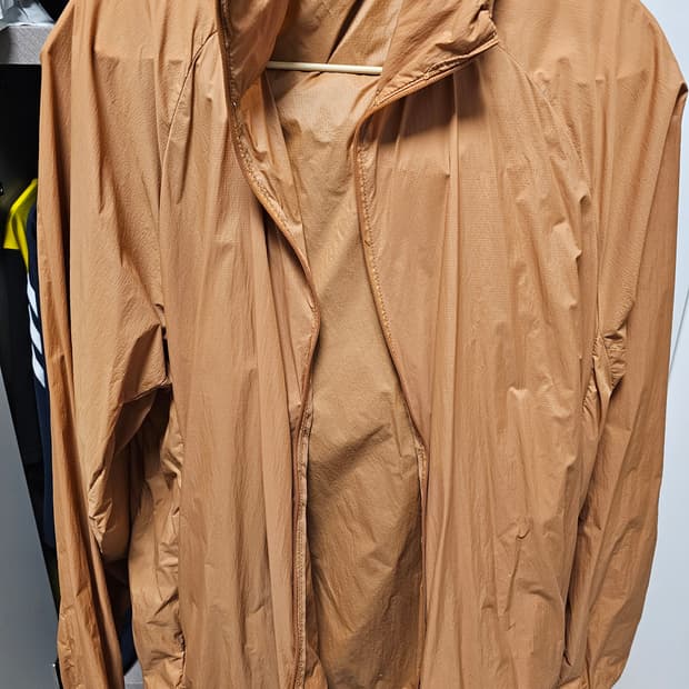 스파오 브라운섹 바람막이