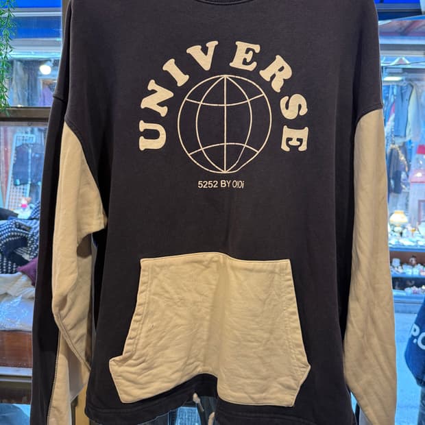 오아이오아이 포켓 배색 맨투맨